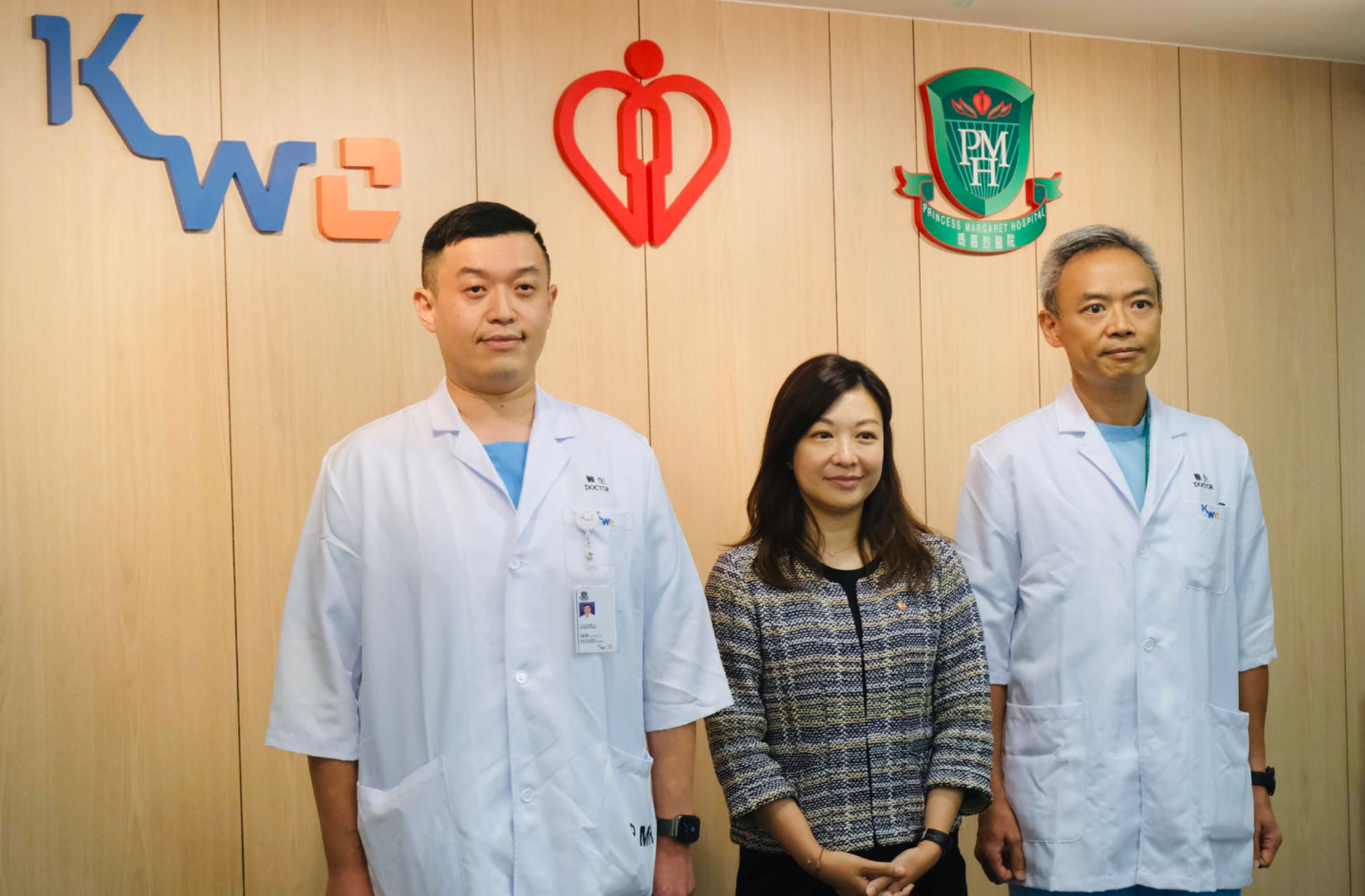 　　從左至右：中山大學附屬第一醫院呼吸與危重癥醫學科副主任醫師匡煜坤、香港醫管局總行政經理（醫療職系）關慧敏、瑪嘉烈醫院內科及老人科副部門主管楊耀昌