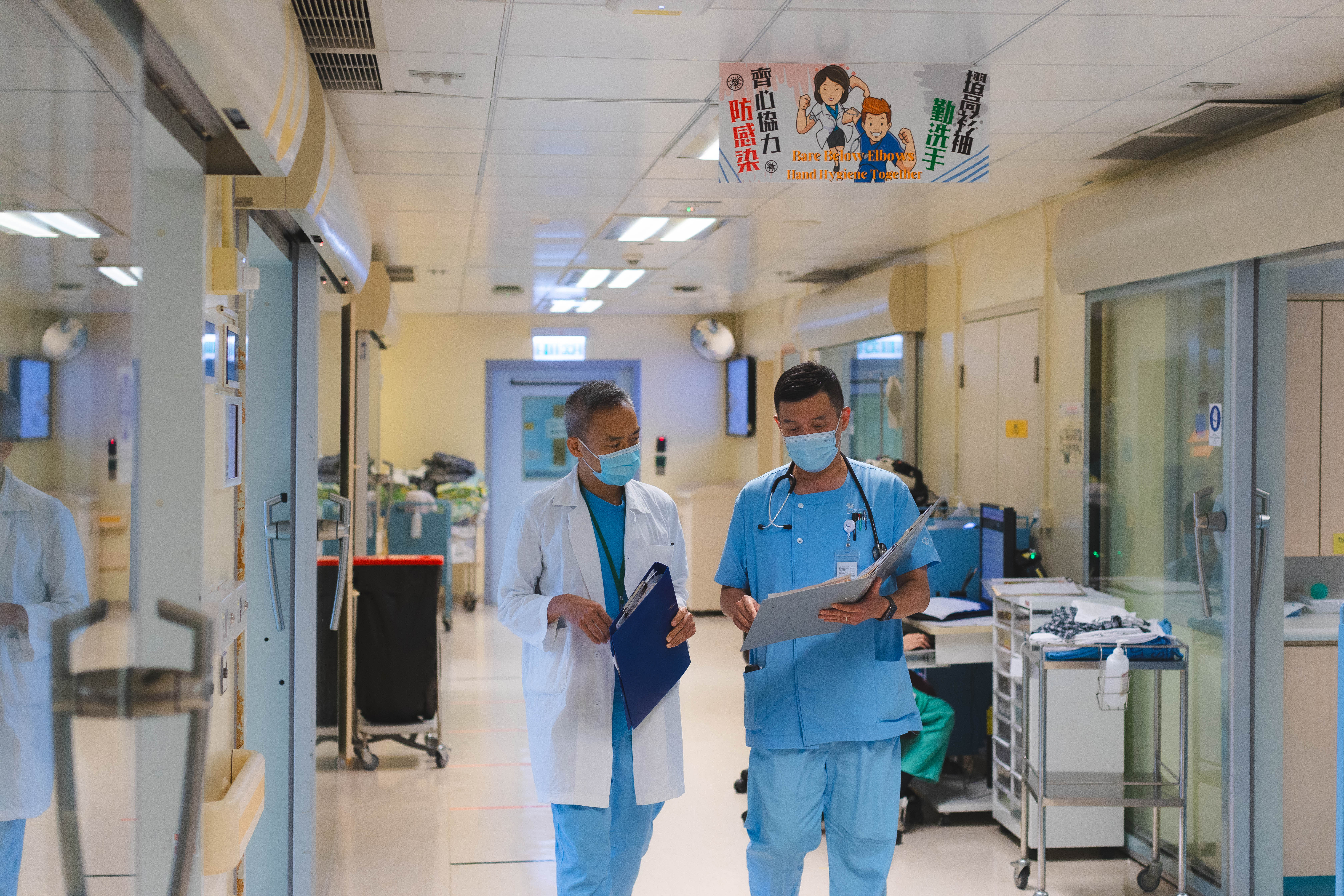 　　左：瑪嘉烈醫院內科及老人科副部門主管楊耀昌，右：中山大學附屬第一醫院呼吸與危重癥醫學科副主任醫師匡煜坤