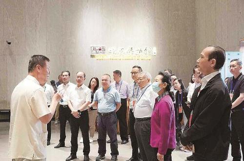 粵澳共同挖掘文旅資源，開發“一程多站”的旅游產品，打造世界級旅游目的地，成為當下共識。圖為考察團在中國端硯博物館考察。