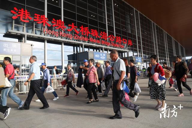 港珠澳大橋珠海公路口岸人頭攢動。南方+記者 錢文攀 攝