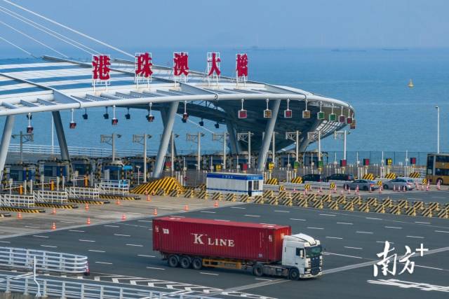 2023年10月23日下午，貨車通過港珠澳大橋入境廣東。南方+記者 錢文攀 攝