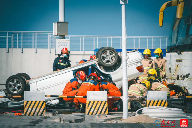 粵港消防救援人員聯(lián)合展開破拆車輛、解救傷員等工作