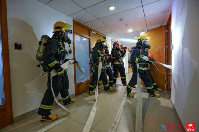 粵澳消防救援人員聯(lián)合開展火情偵察、現(xiàn)場搜救、破拆、滅火等多項救援工作