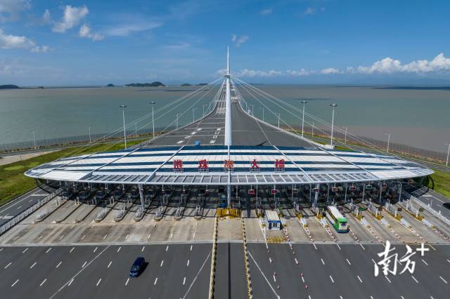 香港車輛通過港珠澳大橋駛入廣東。