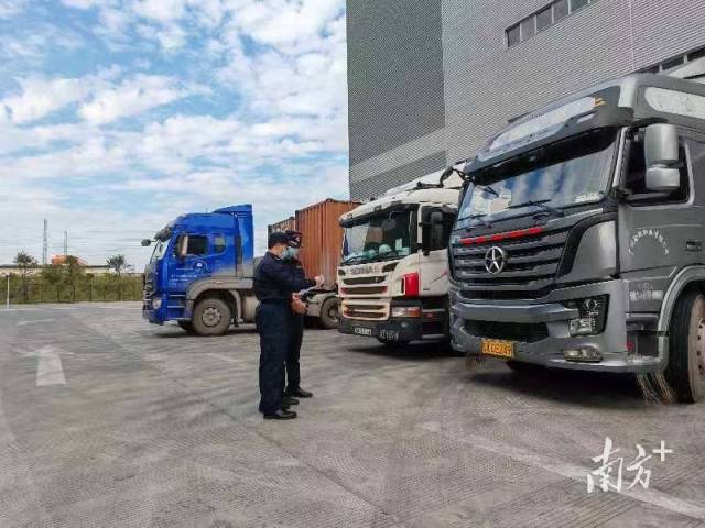 佛山海關駐南海辦事處關員驗放跨境電商出口車輛。海關供圖