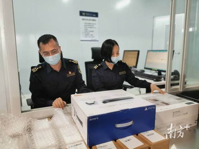 佛山海關駐南海辦事處關員對跨境電商進口貨物實施查驗。海關供圖