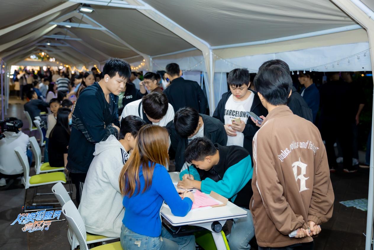 “肇就業·夜招聘”專場招聘打造肇慶勞動者就業港灣。