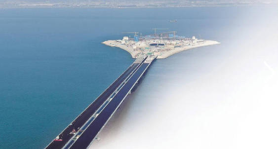 圖為27日拍攝的深中通道西人工島，形似巨大的風箏。