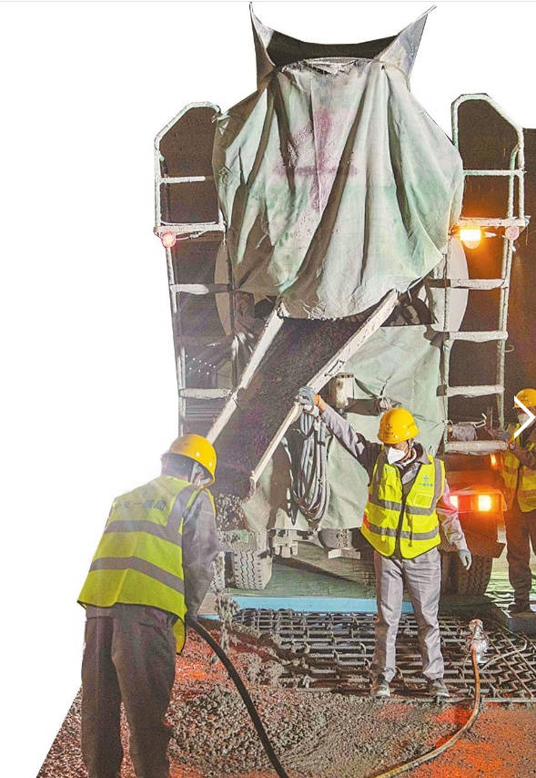 11月28日10時15分，在深中通道海底隧道E22管節內，最后一方壓艙混凝土澆筑完成。