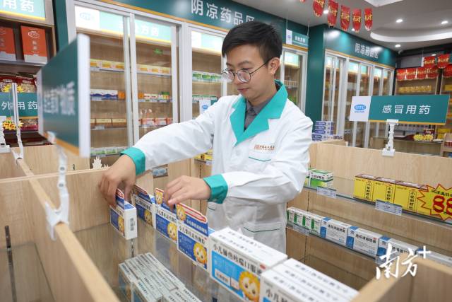 首批澳門藥學(xué)技術(shù)人員在合作區(qū)正式執(zhí)業(yè)。