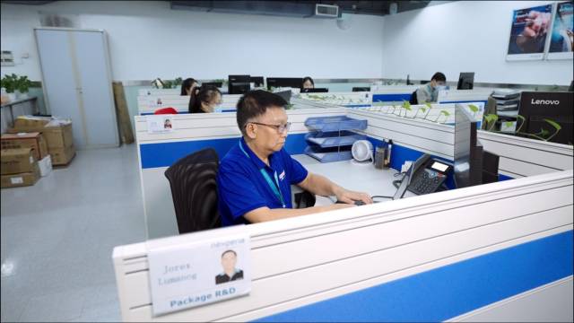 在莞外籍工程師帕迪拉工作照片。受訪者供圖