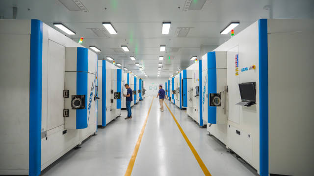 鼎泰高科的生產線上，工程師們正在工作。鄧浩 攝