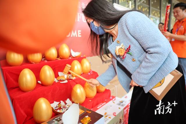 現場隨即舉行“砸金蛋”抽獎環節，禮品包括各樣品牌家具和家電，為業主入伙送上祝福。&nbsp;