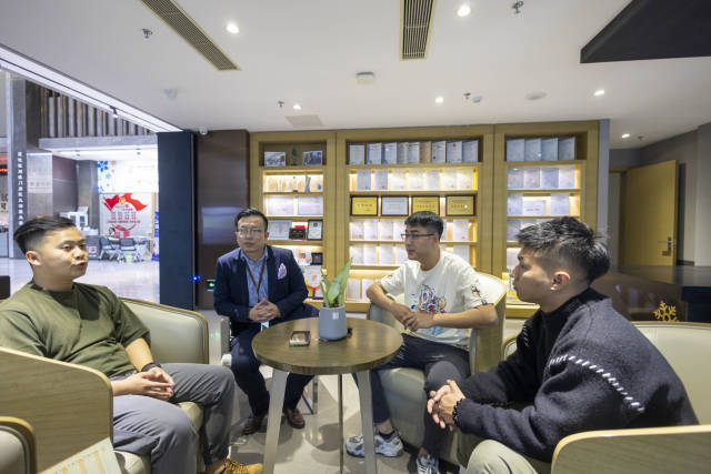 黃成彬（左一）、陳玉麟（左二）與同來橫琴發(fā)展的澳門青年朋友在蓮花社區(qū)黨群中心相聚。