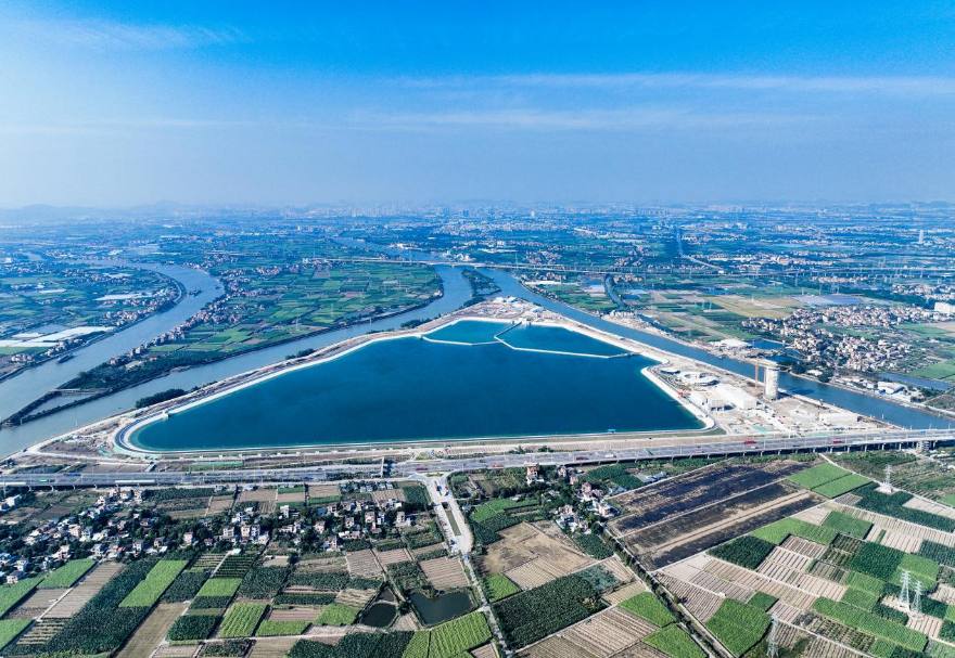 工程全長113.2公里，由“一條干線、二條分干線、一條支線、三座泵站、四座交水水庫”組成，是迄今為止廣東省投資額最大、輸水線路最長、受水區域最廣的水資源調配工程。圖為工程高新沙泵站、水庫航拍圖。