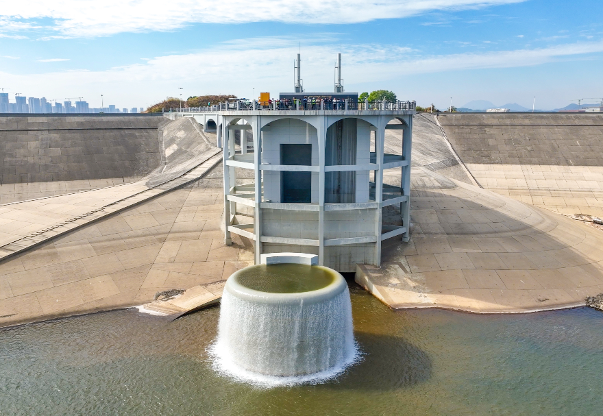 為了解決廣州、深圳、東莞的缺水問題，提高供水保障程度，工程于2019年全面開工，將從西江水系向珠三角東部引水。圖為工程試驗段項目航拍。