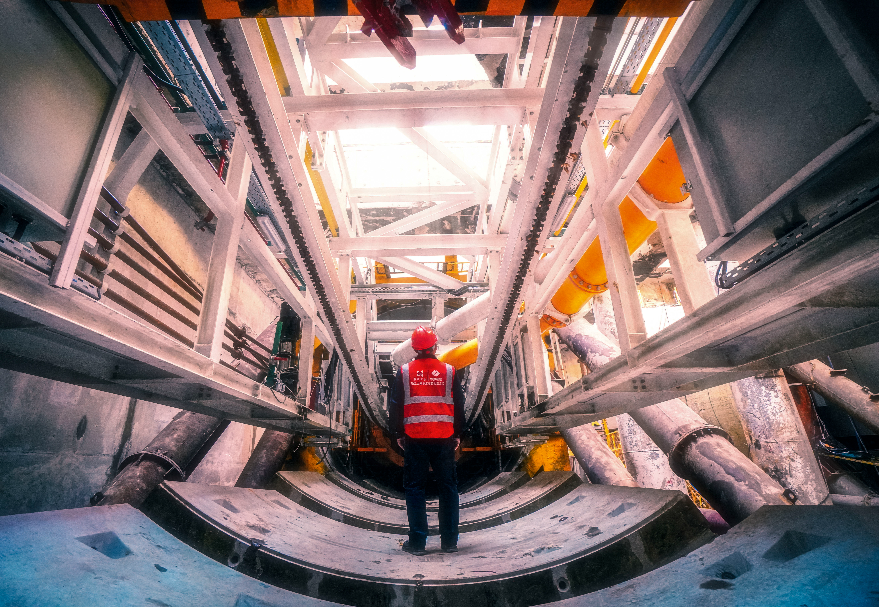 為此，建設團隊創新開展科研攻關、原型試驗，攻克長距離深埋盾構施工、高水壓襯砌設計施工、寬揚程變速水泵研發、長距離深埋管道檢修等多項世界級難題，建成了世界上輸水壓力最高的盾構隧洞、最長的預應力襯砌輸水隧洞、流量最大的長距離有壓調水工程。圖為工程全線貫通后，建設者在隧洞中檢查施工進展。