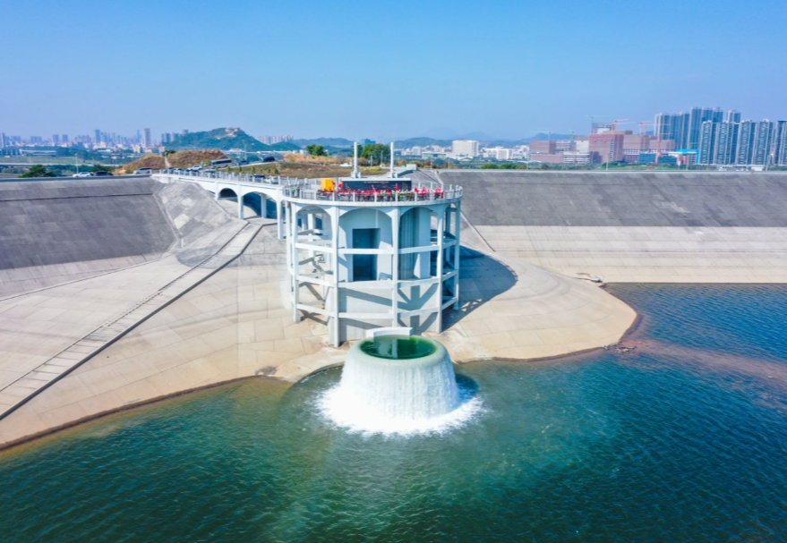 同時，工程為香港、廣州番禺、佛山順德等地提供應急備用水源，還可逐步退還東江流域生態用水，進一步保障粵港澳大灣區供水安全、生態安全。圖為西江水通過工程流入沿線水庫。 圖片來源：南方日報、新華社、粵珠水