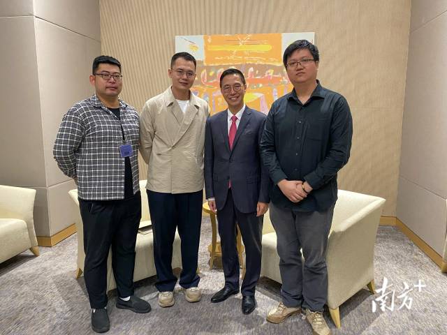 楊潤雄與GDToday、南方+記者合影。