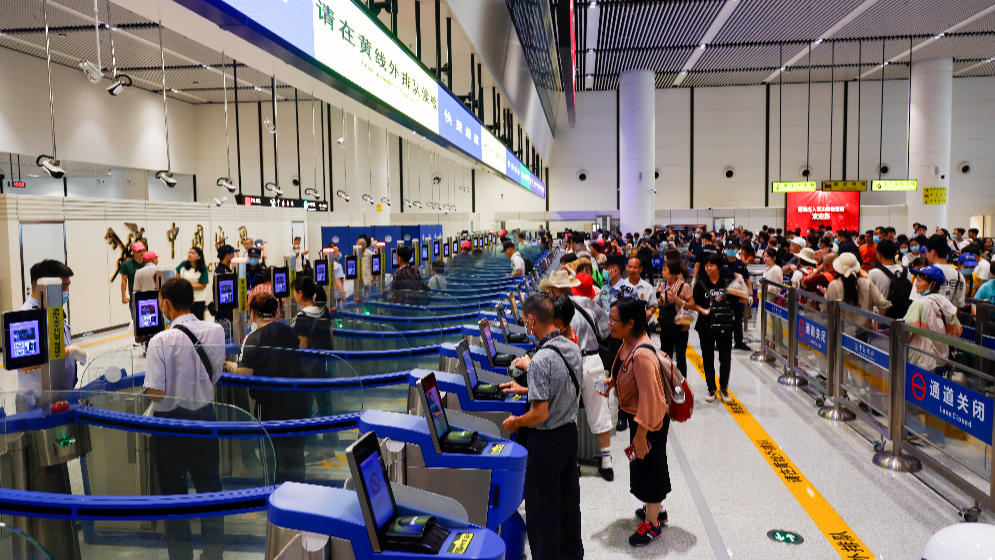 深港口岸全面復(fù)通一周年，保障超1.6億人次出入境