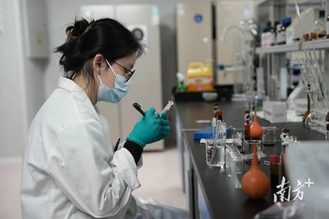 盈科瑞（橫琴）藥物研究院有限公司實驗人員正在工作。
