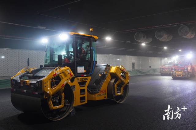 深中通道正進行隧道瀝青路面施工。