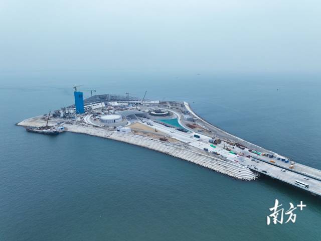 深中通道西人工島施工現場。