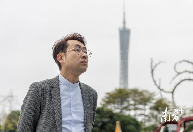 唐一瀚在珠江新城天匯廣場旁散步。