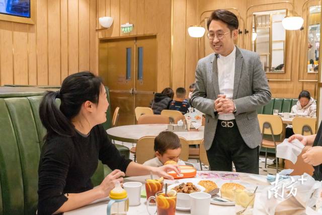 唐一瀚在餐廳里征求客人對菜品的意見。