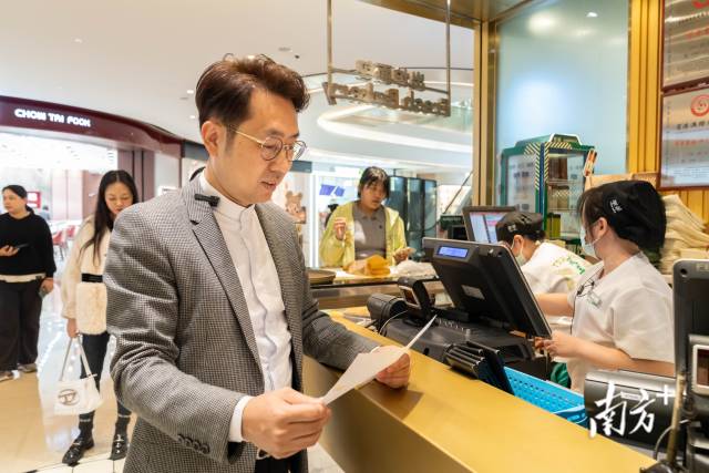 唐一瀚正在查閱餐廳相關文件。