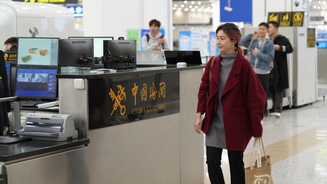 　　2024年3月1日，橫琴粵澳深度合作區正式封關運作。在澳門上大學、在橫琴居住生活的澳門青年程曦，是橫琴封關運行后首位申報動植物產品入境的澳門居民。南方網記者 張琪達 攝。