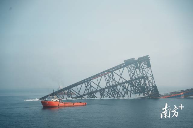 “海基二號”成功滑移下水。  南方+ 關銘榮 拍攝