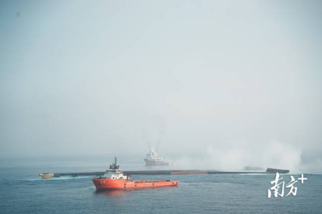 “海基二號”成功滑移下水。  南方+ 關銘榮 拍攝