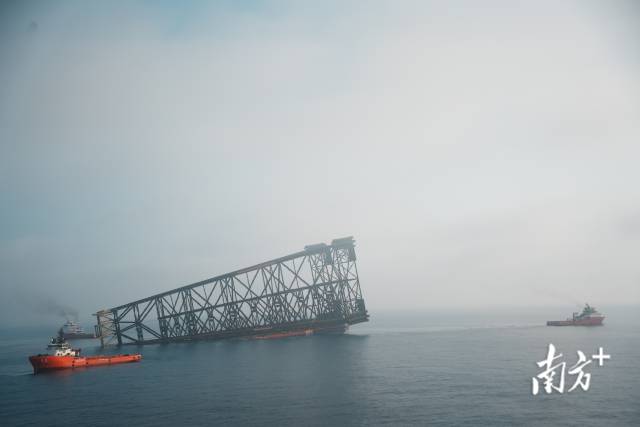 “海基二號”成功滑移下水。  南方+ 關銘榮 拍攝