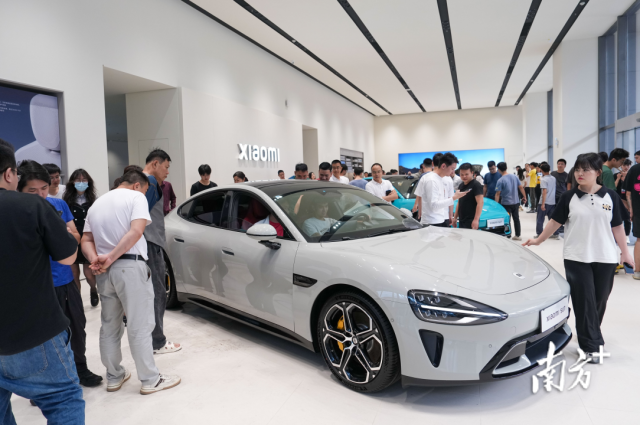 小米汽車首個車型——小米SU7的銷售現場