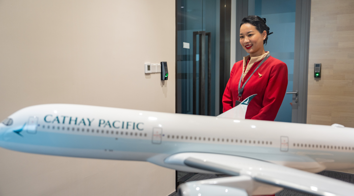 國泰航空首批內地空乘汪靜：跨境通勤 沖上云霄