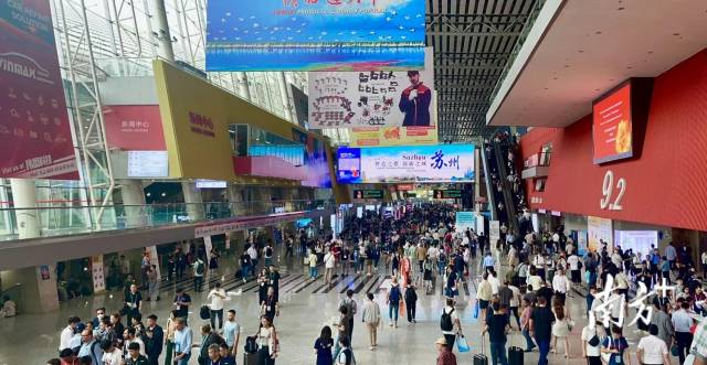 第135屆廣交會(huì)場(chǎng)館人來(lái)人往。李靄瑩 攝