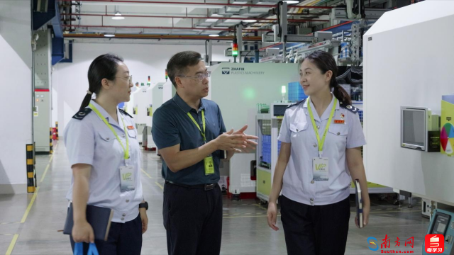 圖為中山市稅務局走訪鴻利達中山制造總部，在數字化智能化車間內，企業相關負責人正在介紹生產情況。（宋遠輝攝）