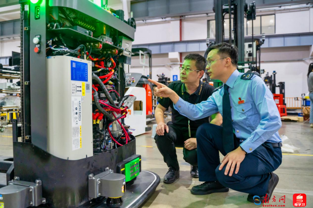 圖為佛山市順德區稅務局稅務人員走進廣東嘉騰機器人自動化有限公司，輔導研發費用加計扣除等政策。（鐘航攝）