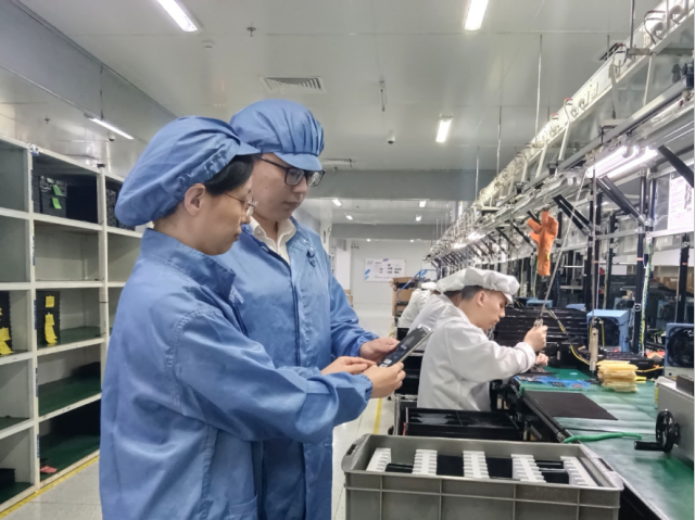 沙田海關(guān)關(guān)員對(duì)vivo手機(jī)保稅維修車間開展業(yè)務(wù)調(diào)研。吳紀(jì)均 攝