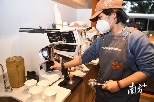 下午三點三，來嘆杯僑都咖啡。 楊興樂 攝