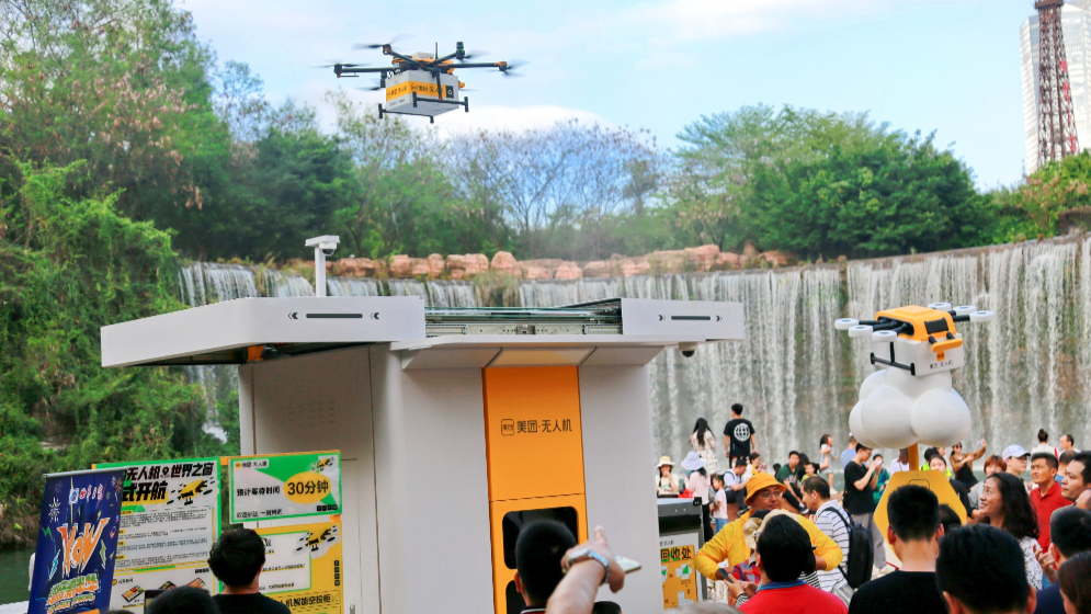 去年五一假期，深圳世界之窗與美團無人機合作的國內首條景區常態化航線正式開航。攝影：魯力