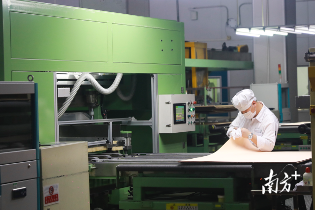 東莞一半導體及集成電路企業生產車間。