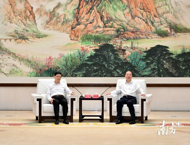 7月12日下午，省委書記黃坤明在廣州與香港特別行政區(qū)行政長(zhǎng)官李家超會(huì)見交流。南方+記者 王輝 攝