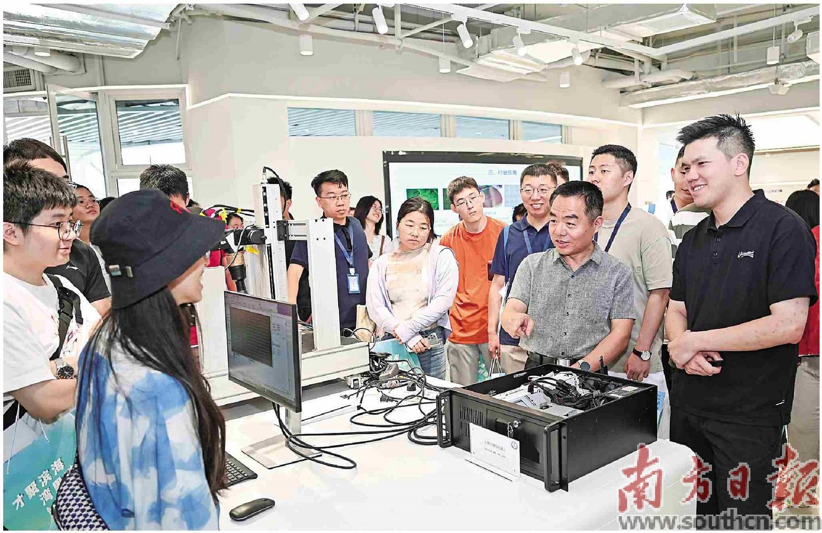 來自清華大學、北京大學等高校的粵港澳籍碩博學子走進東莞，實地感受就業創業環境。南方日報記者 龔名揚 攝