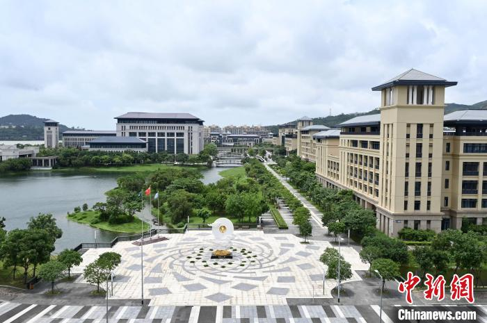 今年是澳門大學(xué)遷入橫琴校園辦學(xué)10周年，圖為6月13日拍攝的澳大橫琴校園。　中新社記者 李志華 攝