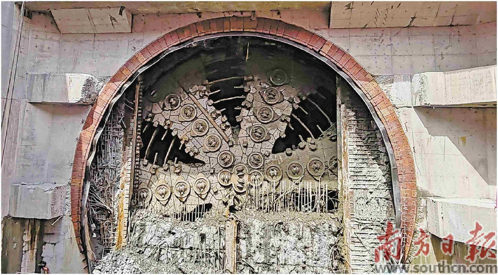 7月17日，珠海隧道工程“開(kāi)拓號(hào)”盾構(gòu)順利到達(dá)接收井，粵港澳大灣區(qū)水下超大直徑盾構(gòu)跨海隧道——珠海隧道工程北線盾構(gòu)貫通(見(jiàn)右圖，南方日?qǐng)?bào)記者 關(guān)銘榮 攝）。