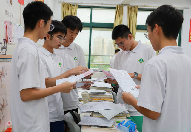 肇慶中學學生討論。羅馨如 攝