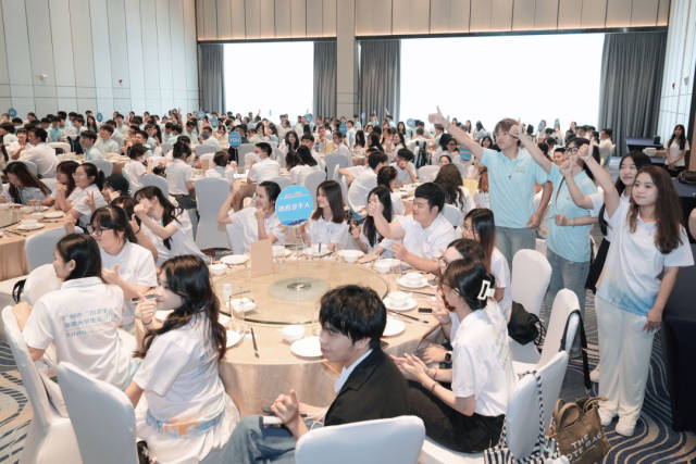 自2016年推出以來，南沙港澳青年“百企千人”實習計劃已累計吸引超過2600名港澳青年學生入駐南沙實習實踐，進一步提升港澳青年大灣區融匯意愿。