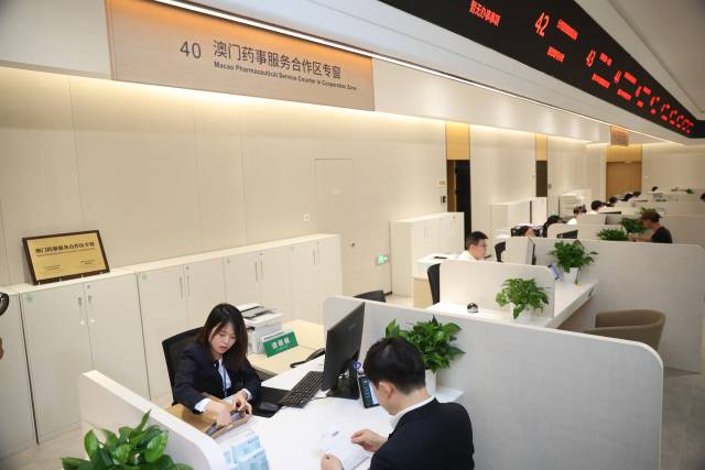 工作人員正為企業負責人辦理業務。